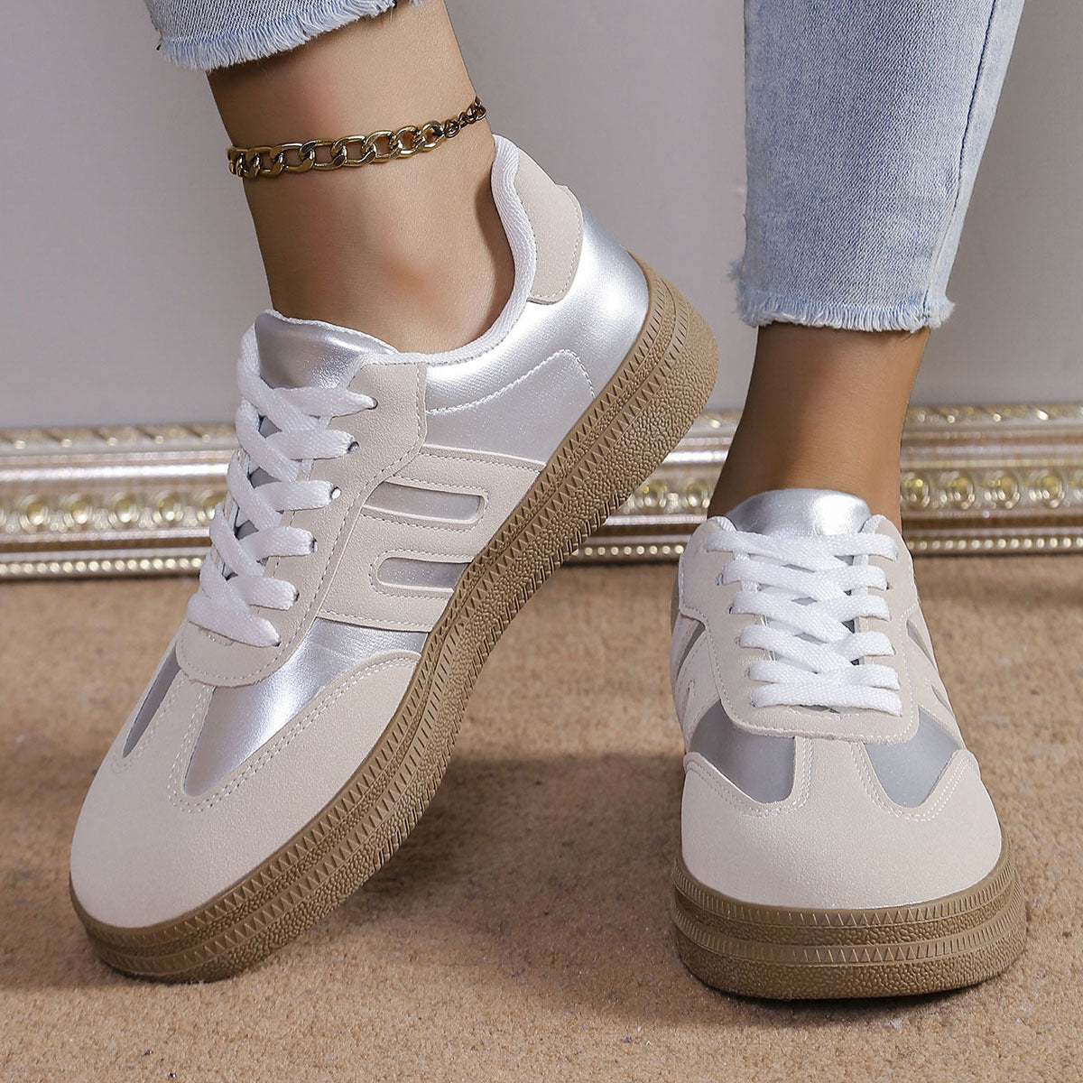 Women’s sporty sneakers with satin-finish upper material and retro design