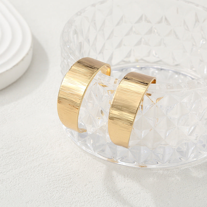 Women's bangles made of high-quality metal with an elegant wave pattern Tom Cottons
