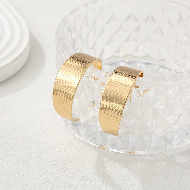 Women's bangles made of high-quality metal with an elegant wave pattern Tom Cottons