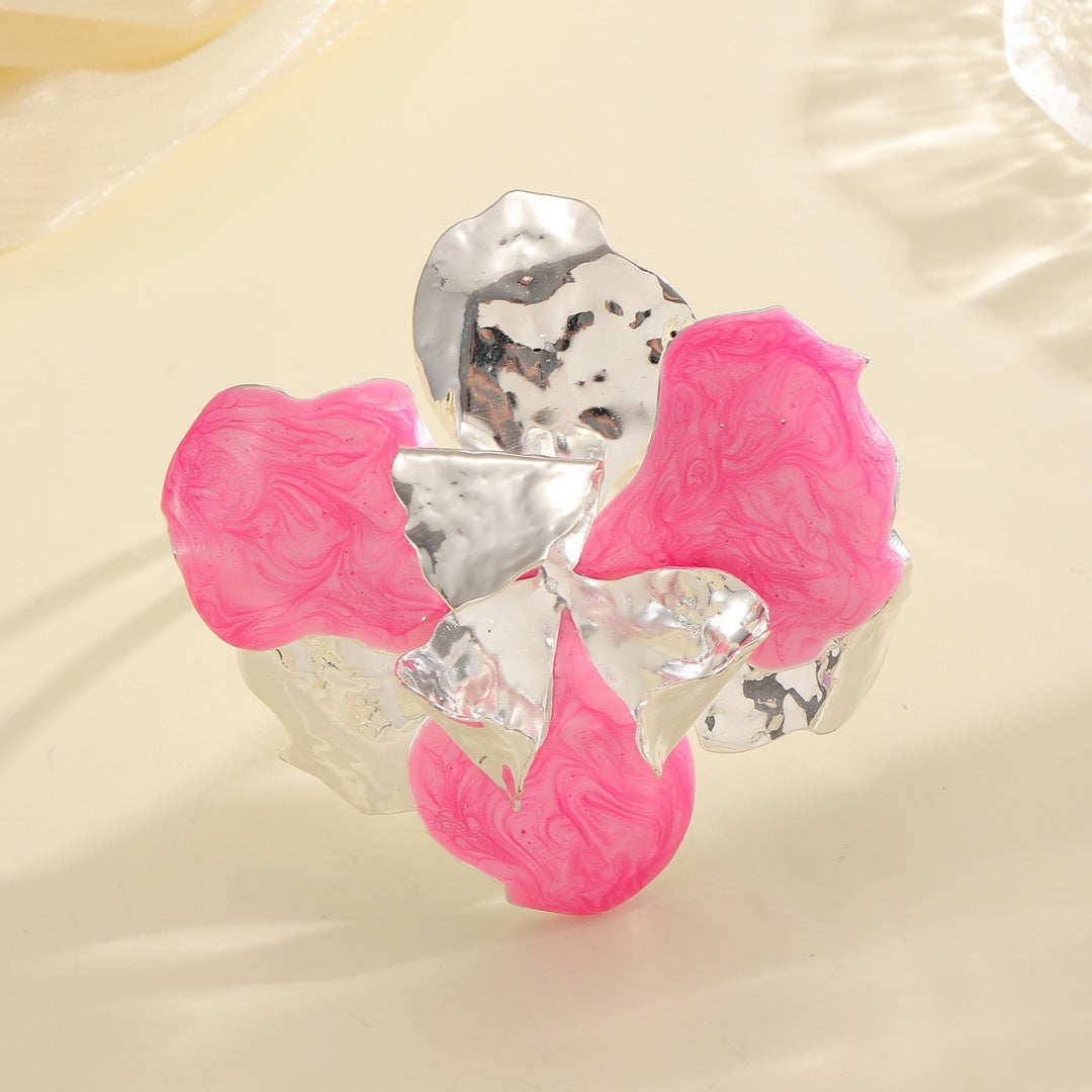 Women's flower-shaped ring made of shiny metal and high-quality epoxy resin Tom Cottons
