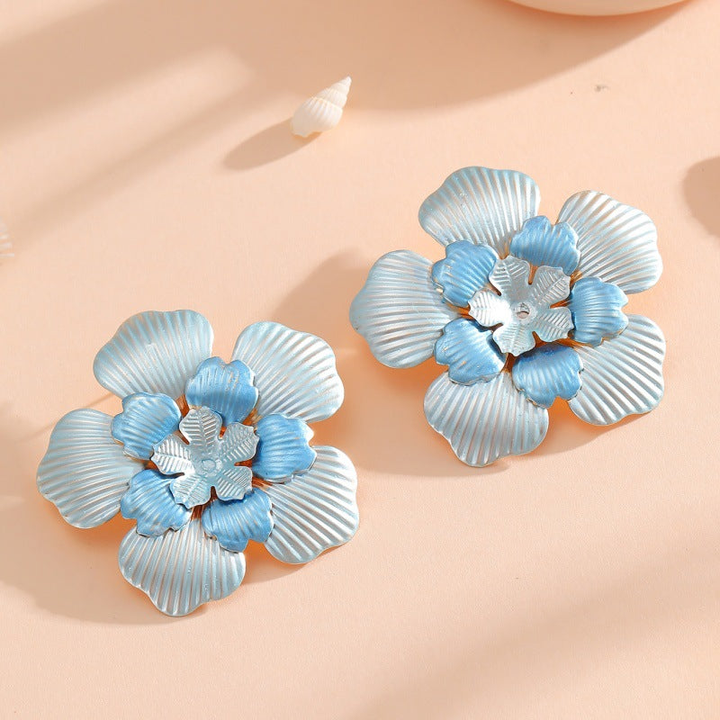 Ladies' flower earrings with intricate design and glossy accents Tom Cottons