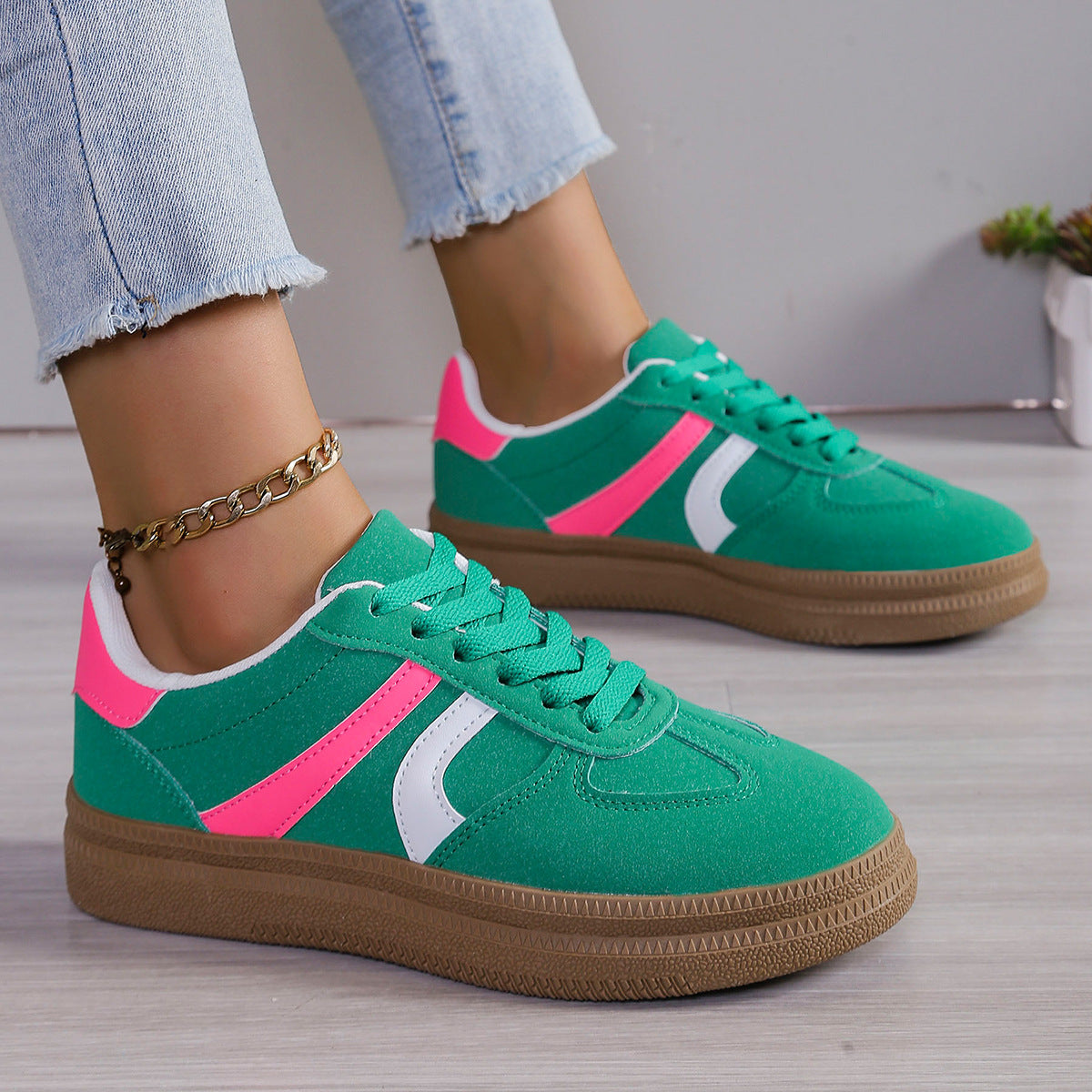 Women's sneakers with fashionable upper material and non-slip sole