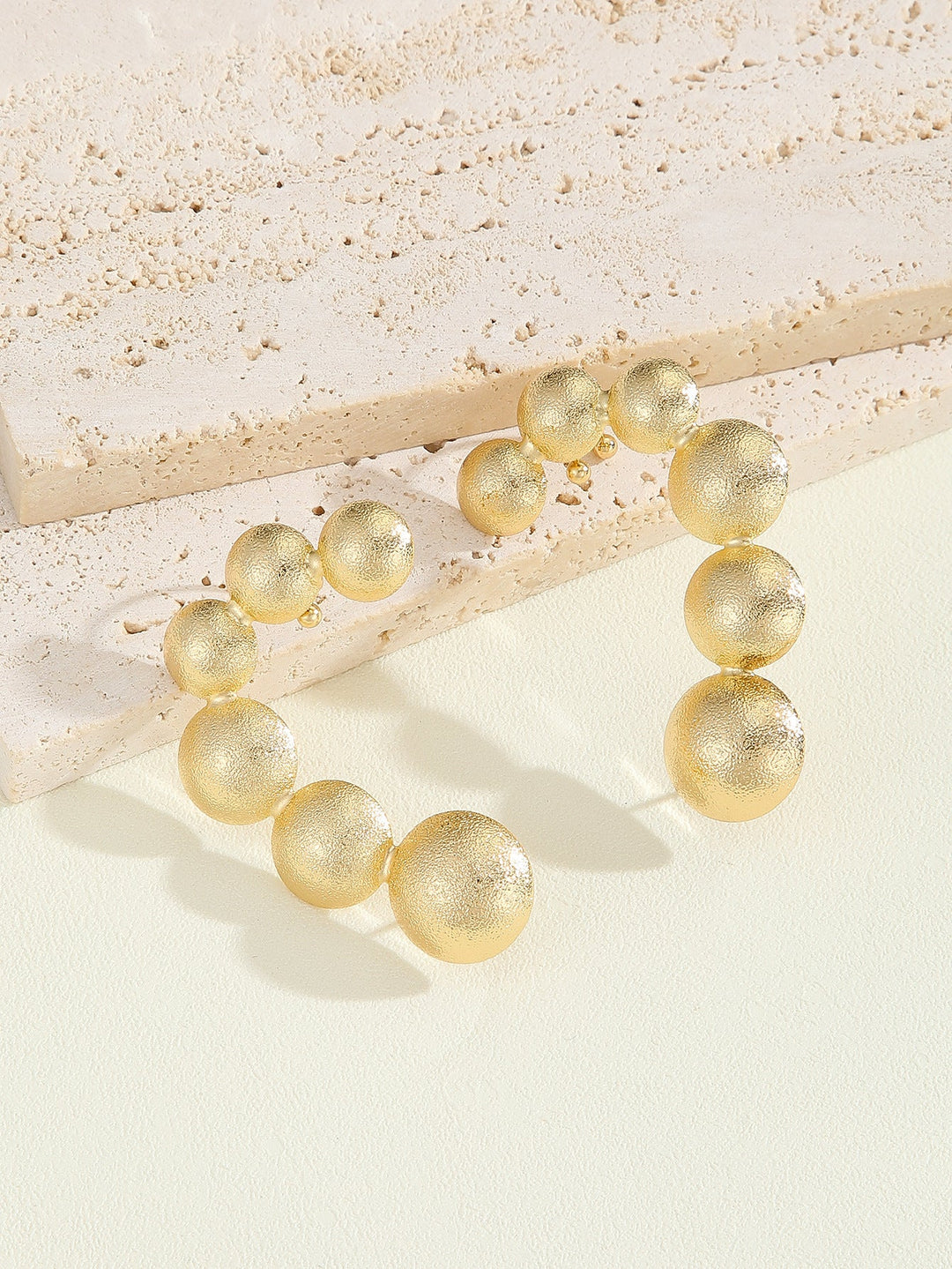 Women's bracelet with structured, golden beads Tom Cottons