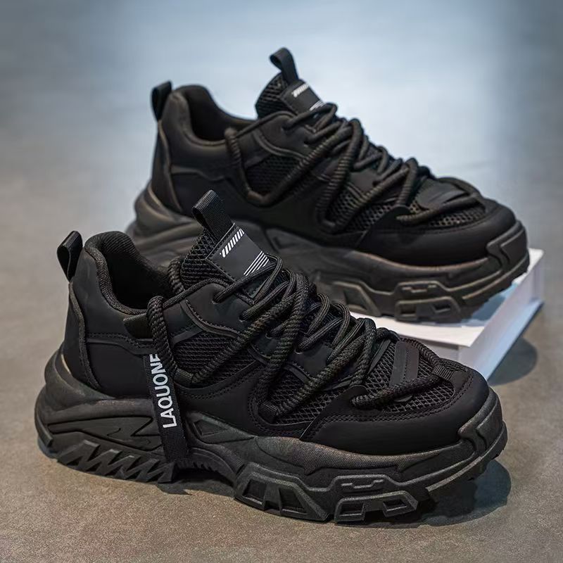 Women's sporty sneakers with a robust profile and breathable upper material