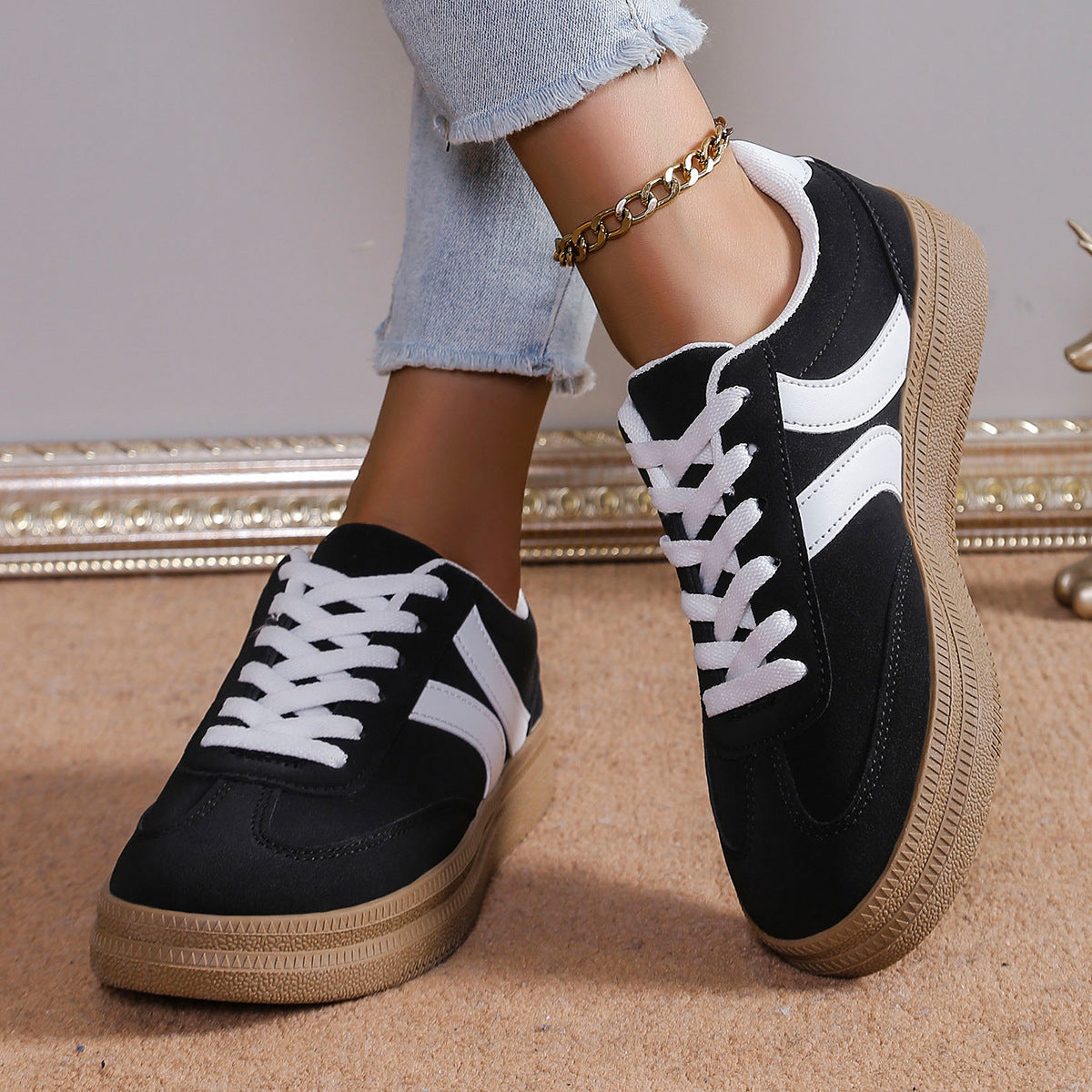Women's sporty sneakers with anatomical cushioning and classic design