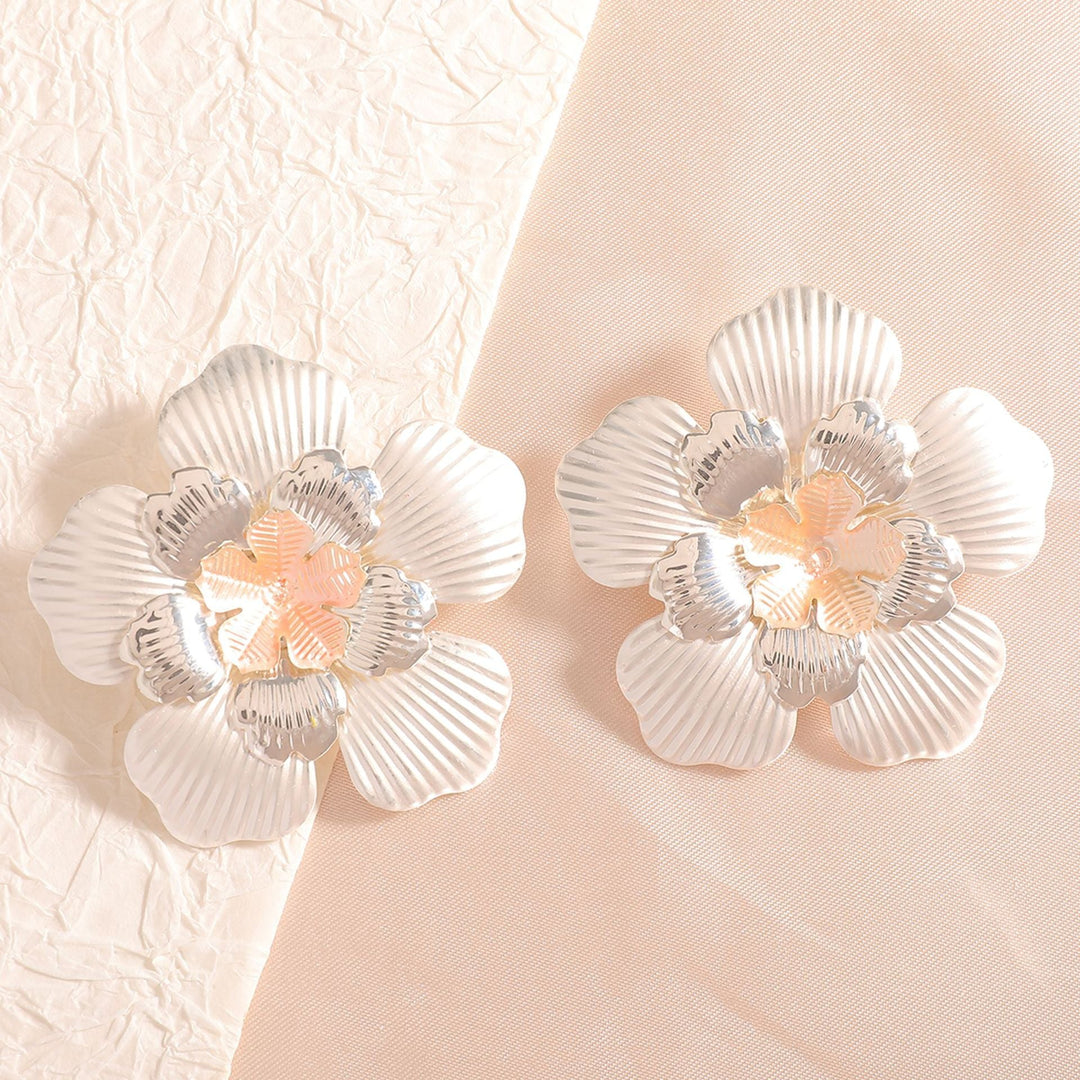 Ladies' flower earrings with intricate design and glossy accents Tom Cottons
