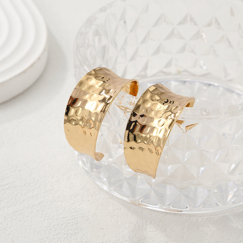 Women's bangles made of high-quality metal with an elegant wave pattern Tom Cottons
