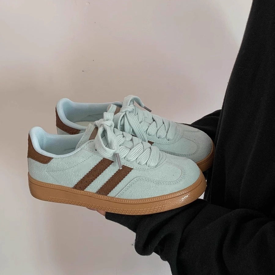 Women's sneakers with soft upper material and trendy color accents