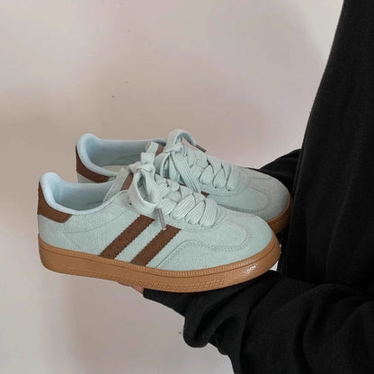 Women's sneakers with soft upper material and trendy color accents