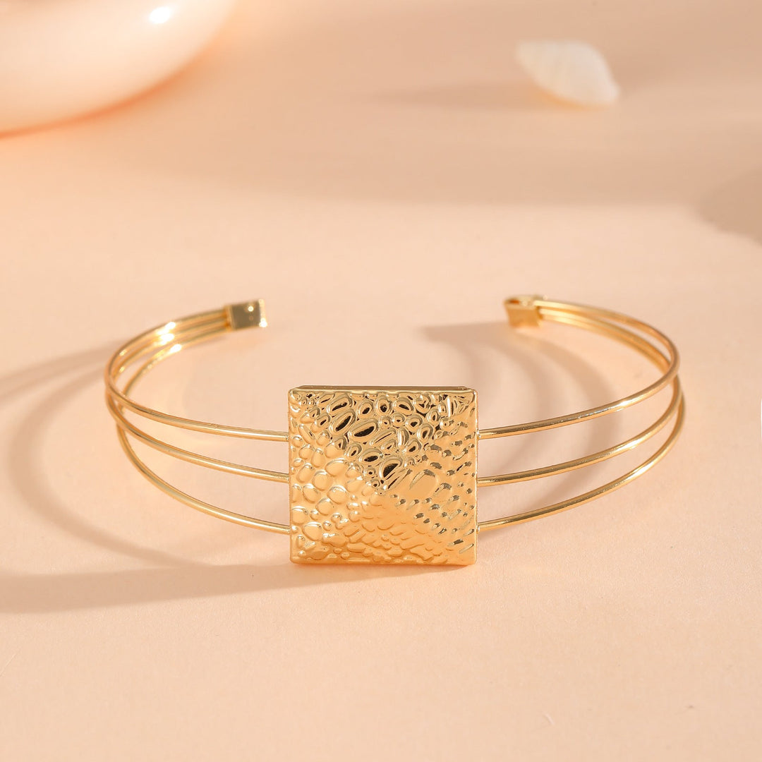Women's bracelet with intricate bow design Tom Cottons