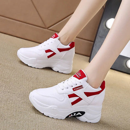Women’s sporty trainers with cushioned sole and fashionable design