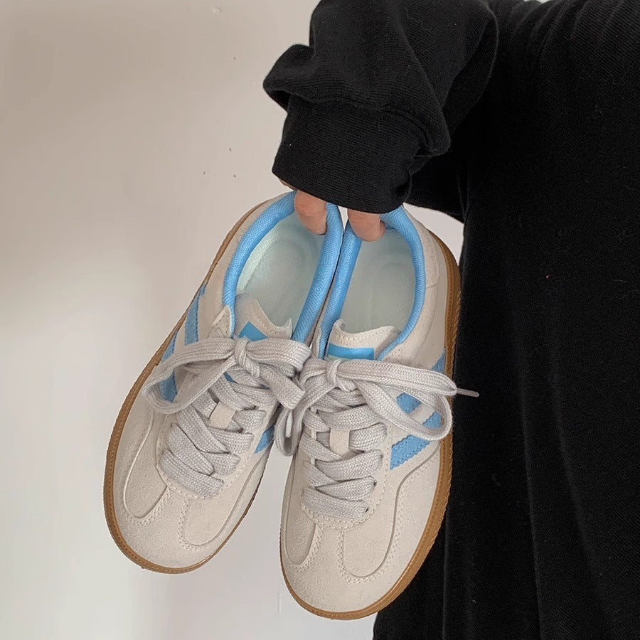 Women's sneakers with soft upper material and trendy color accents