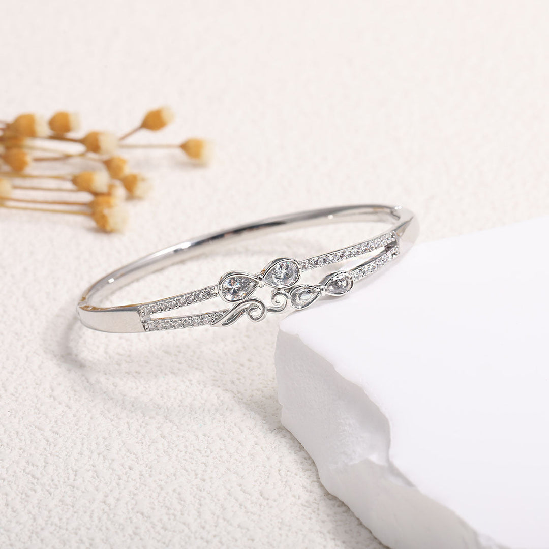 Women's bangle with elegant infinity pattern and sparkling zirconia Tom Cottons