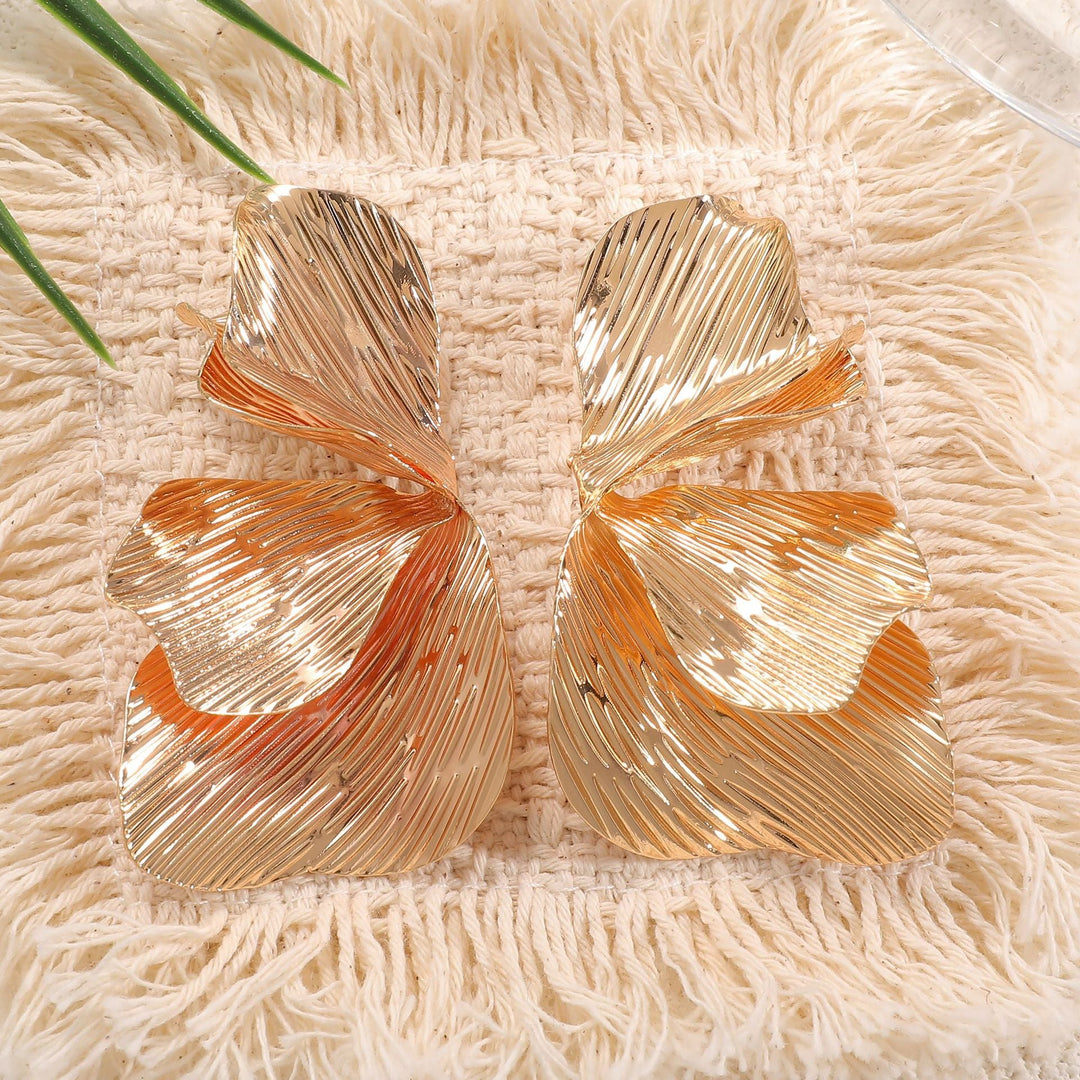 Women's ear clips in an elegant, textured design Tom Cottons