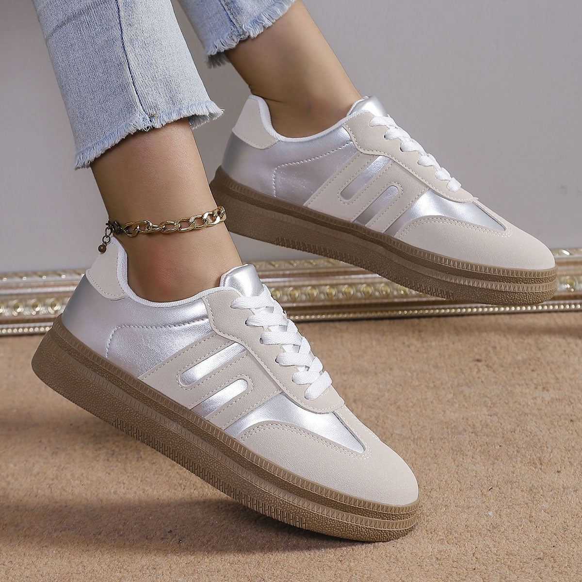 Women’s sporty sneakers with satin-finish upper material and retro design