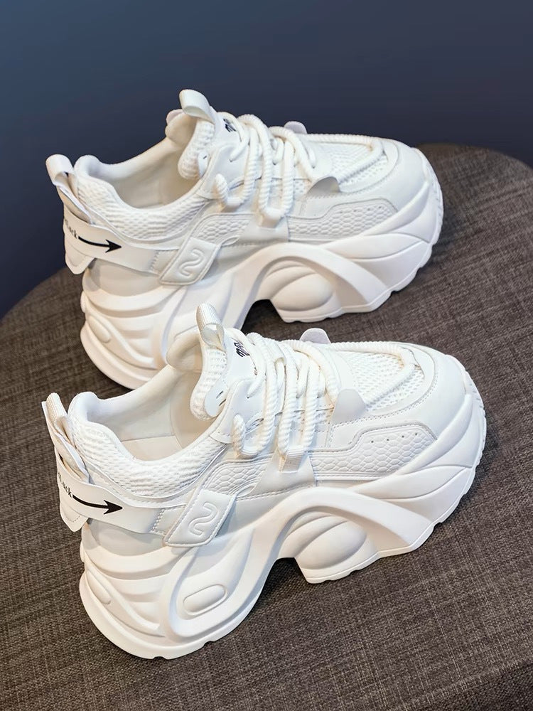 Women's sporty chunky sneakers with fashionable profile and breathable construction