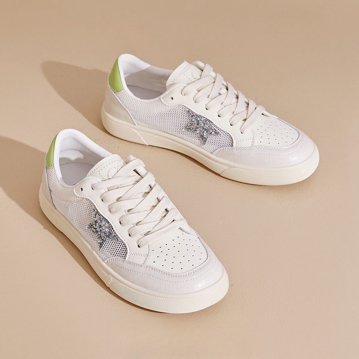Women's sneakers with breathable mesh and stylish star design