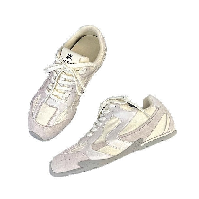 Women's sporty sneakers with breathable upper material and padded insole