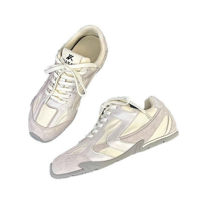 Women's sporty sneakers with breathable upper material and padded insole