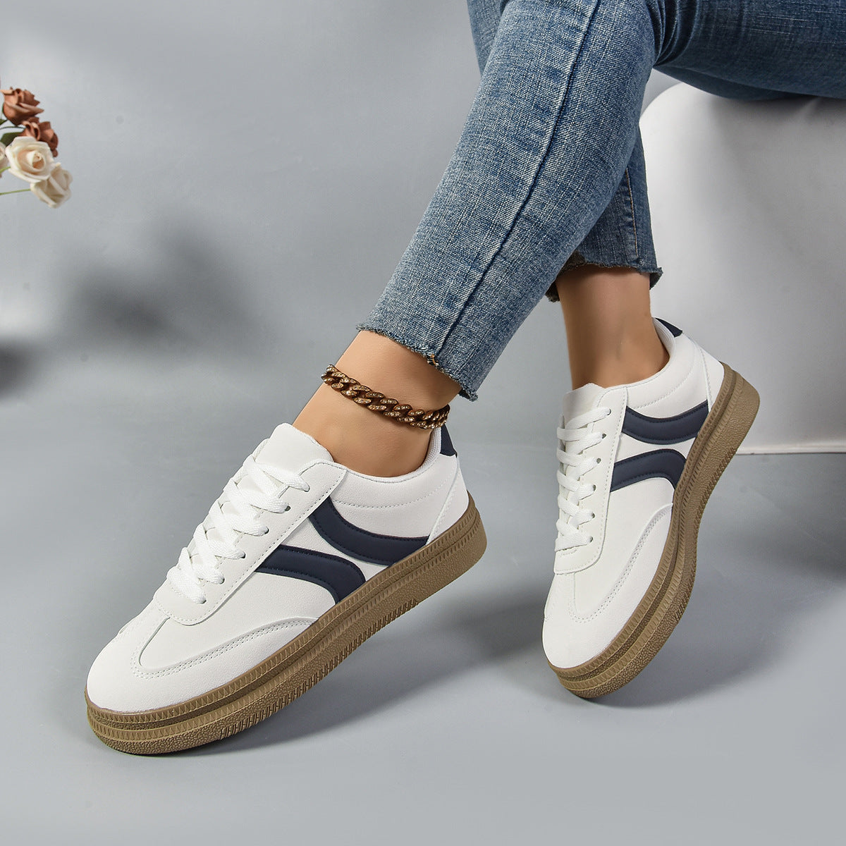 Women's sporty sneakers with anatomical cushioning and classic design