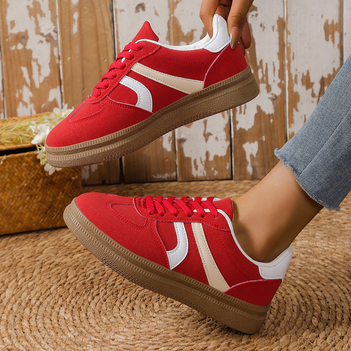 Women's sneakers with fashionable upper material and non-slip sole