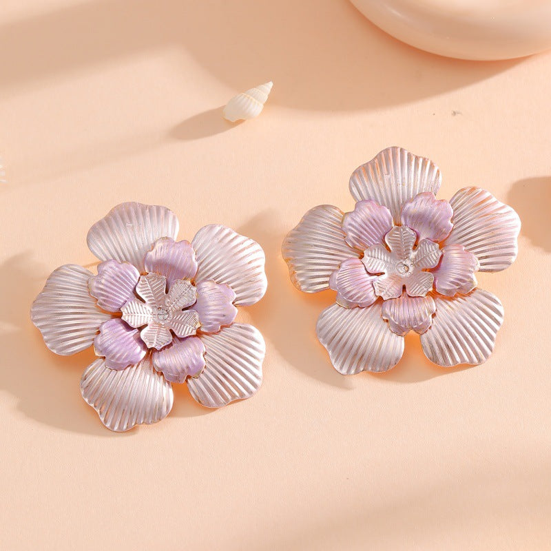 Ladies' flower earrings with intricate design and glossy accents Tom Cottons