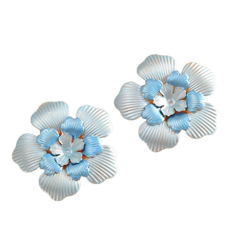 Ladies' flower earrings with intricate design and glossy accents Tom Cottons