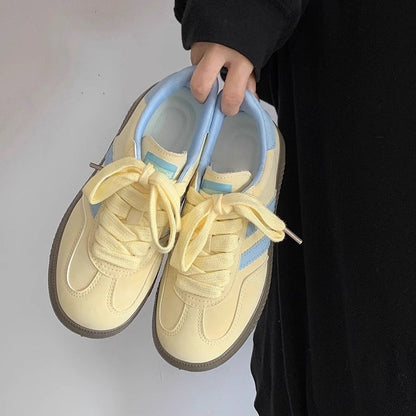 Women's sneakers with soft upper material and trendy color accents