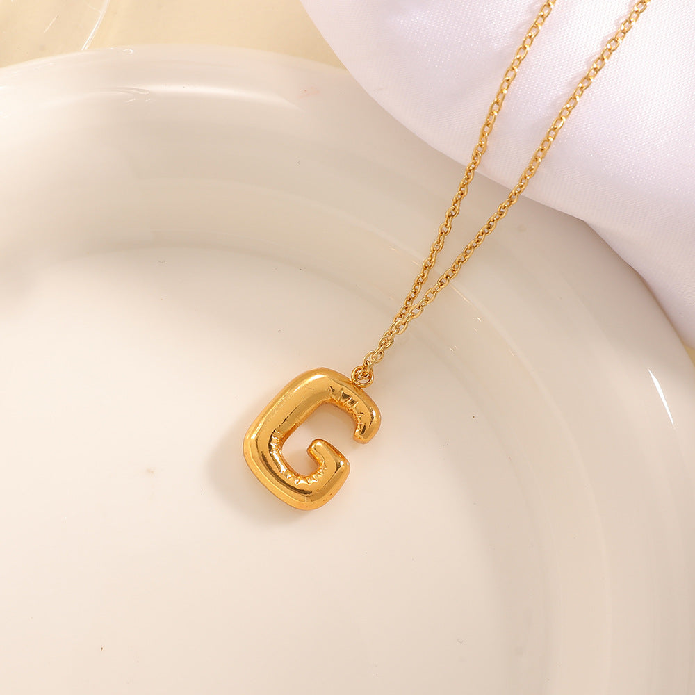 Women's necklace with curved letter pendant Tom Cottons