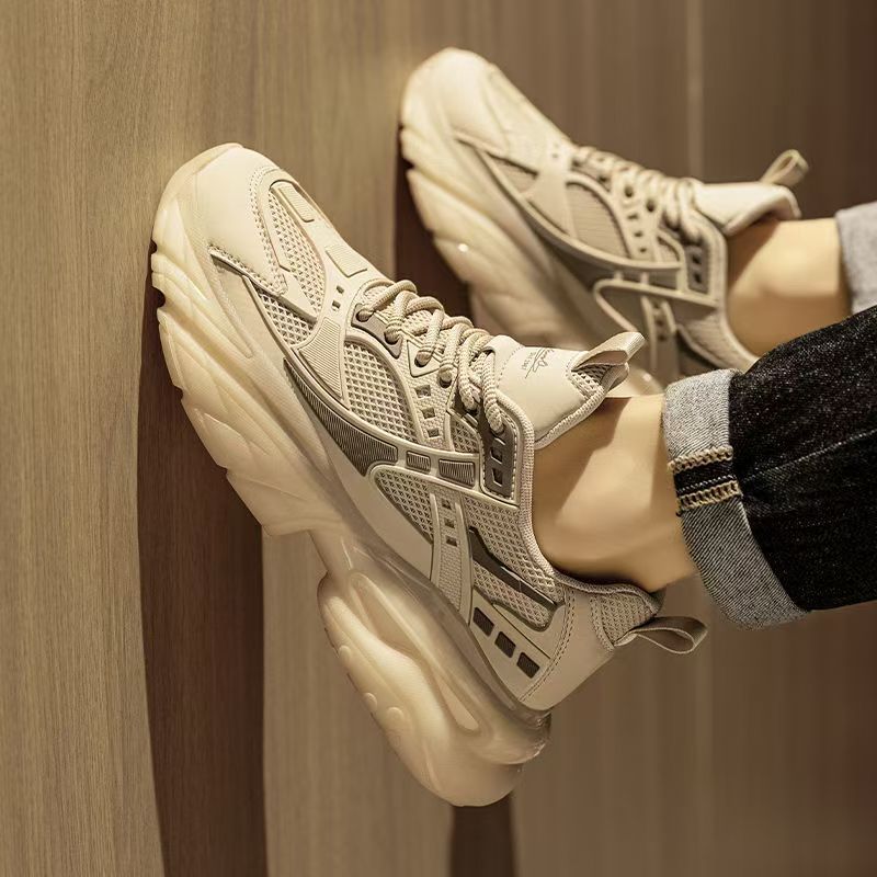 Women's sporty sneakers with innovative cushioning technology