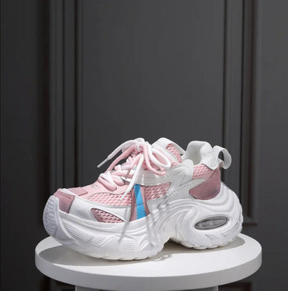Women’s sporty sneakers with stable cushioning and innovative design