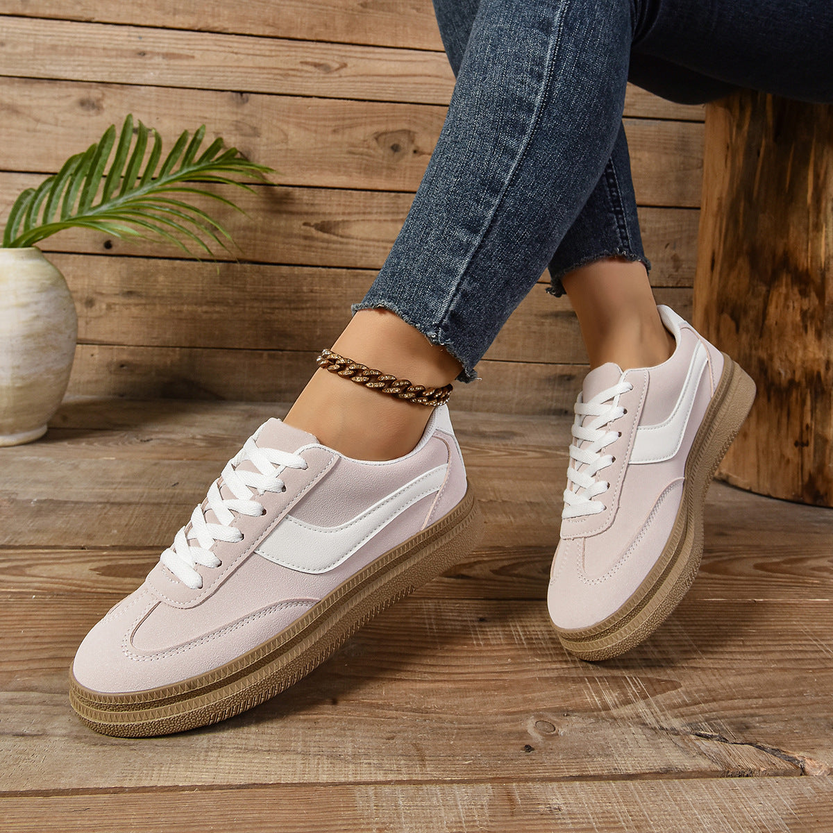 Women's sporty sneakers with stylish color contrast and slip-resistant sole