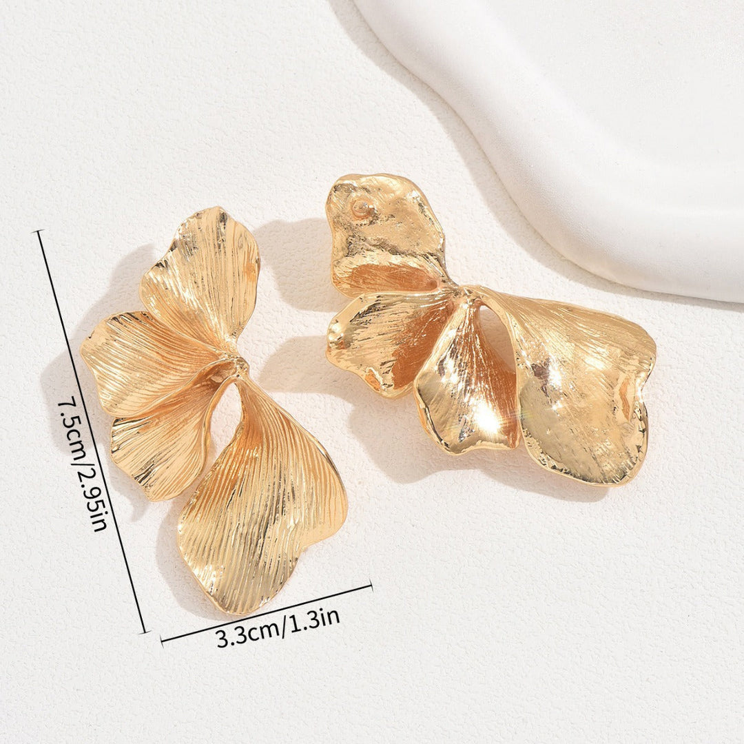 Women's ear clips in an elegant, textured design Tom Cottons