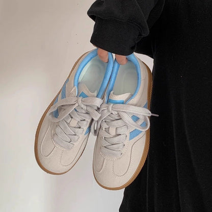 Women's sneakers with soft upper material and trendy color accents