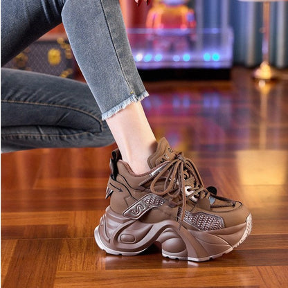 Women's sporty chunky sneakers with fashionable profile and breathable construction