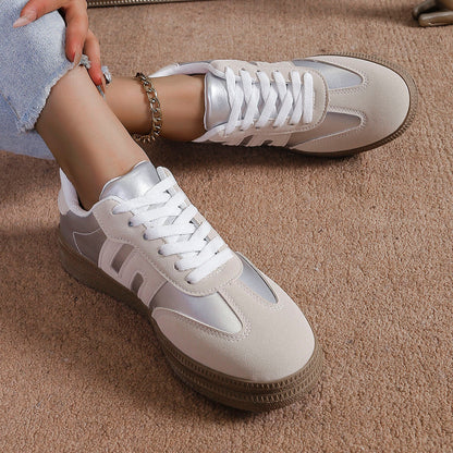 Women’s sporty sneakers with satin-finish upper material and retro design