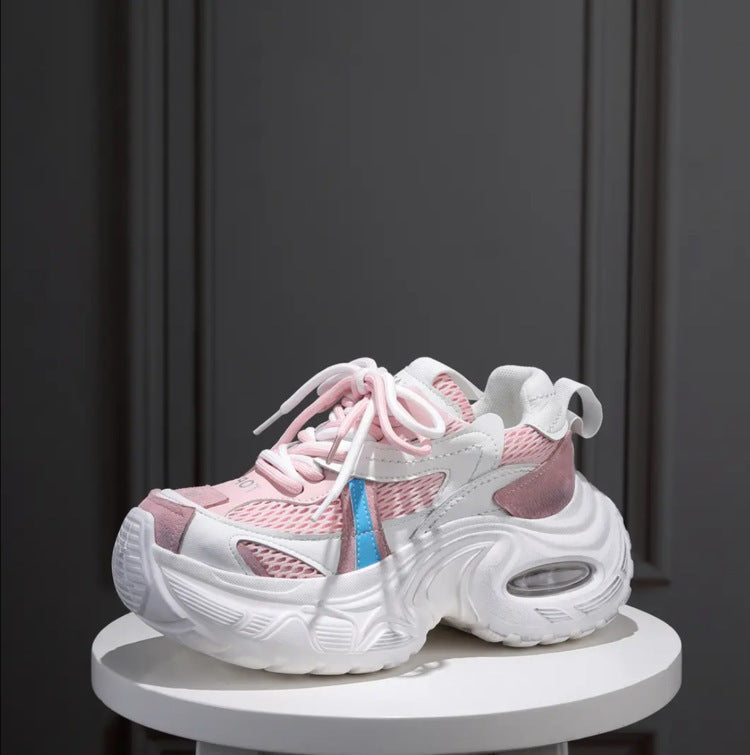 Women’s sporty sneakers with stable cushioning and innovative design