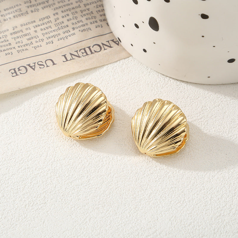 Women's ear clips in elegant shell design Tom Cottons