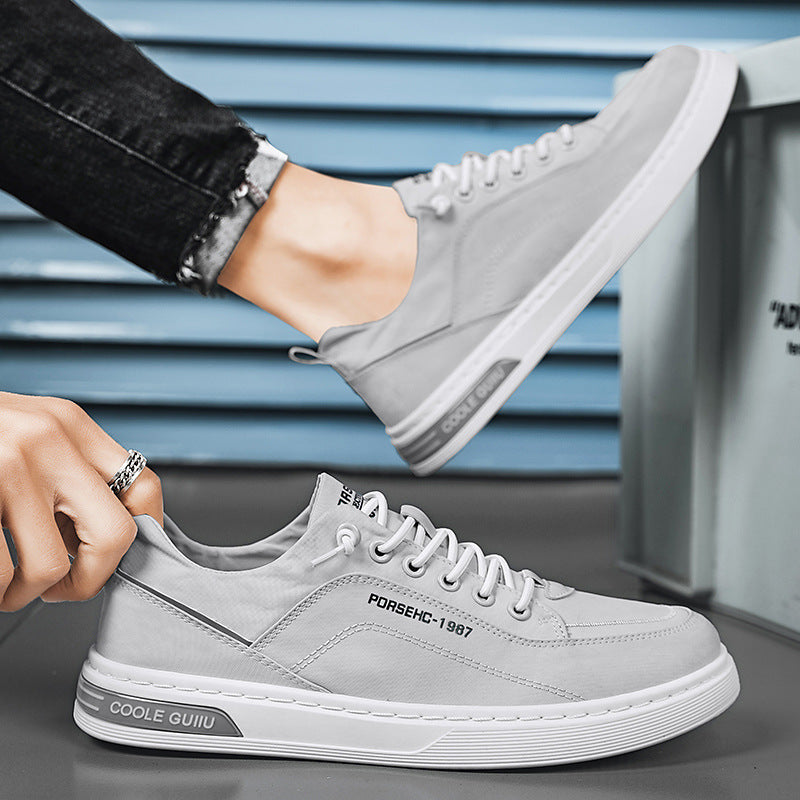 Women's athletic sneakers with breathable upper material and cushioned sole