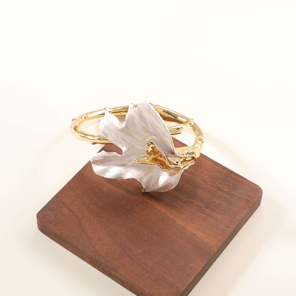 Women's bracelet with intricate flower design Tom Cottons