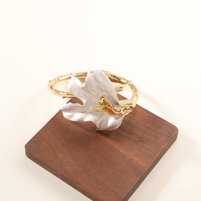 Women's bracelet with intricate flower design Tom Cottons
