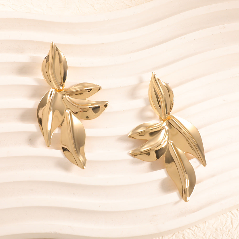 Women’s earrings with elegant leaf design Tom Cottons