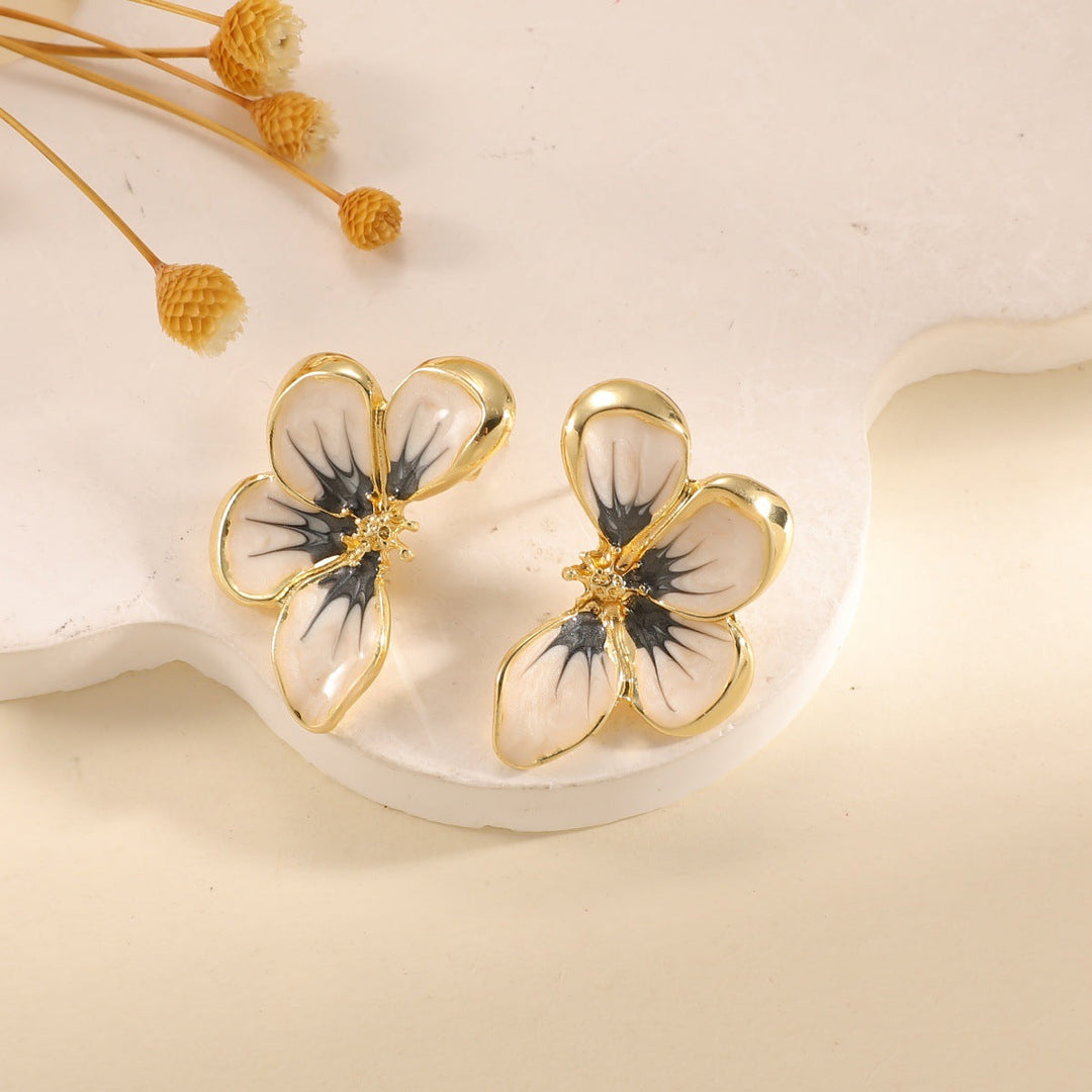 Women's ear clips in elegant floral design with a glossy coating Tom Cottons