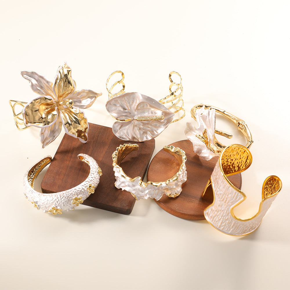 Women's bracelet with intricate flower design Tom Cottons