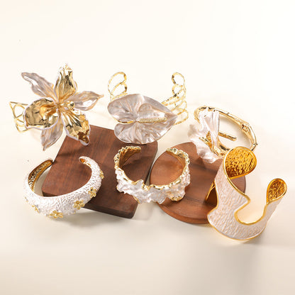 Women's bracelet with intricate flower design Tom Cottons