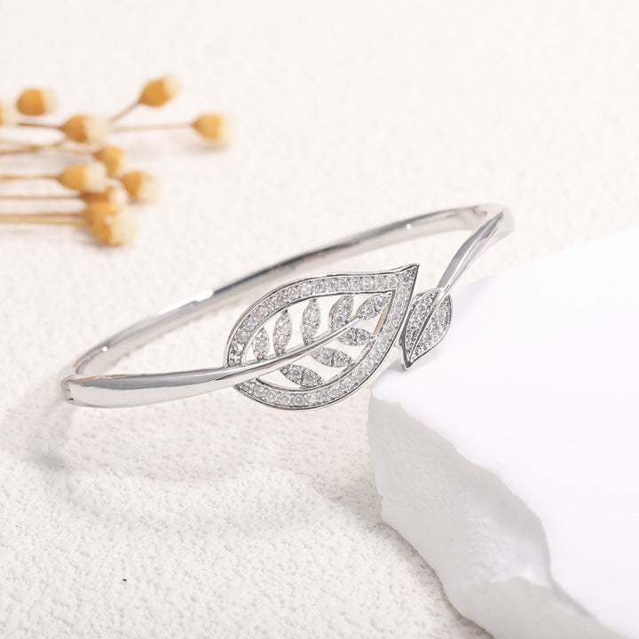 Women's bangle with elegant infinity pattern and sparkling zirconia Tom Cottons