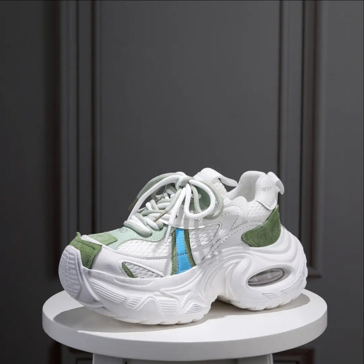 Women’s sporty sneakers with stable cushioning and innovative design