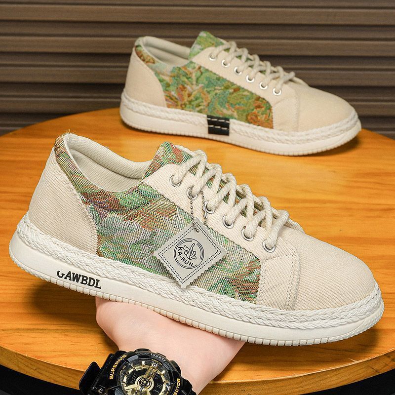 Fashion casual sneakers for ladies with durable upper material and unique design