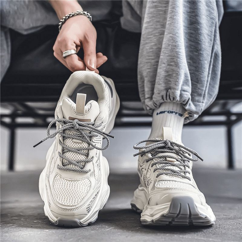 Fashion sports shoes for women with breathable mesh structure and cushioned sole