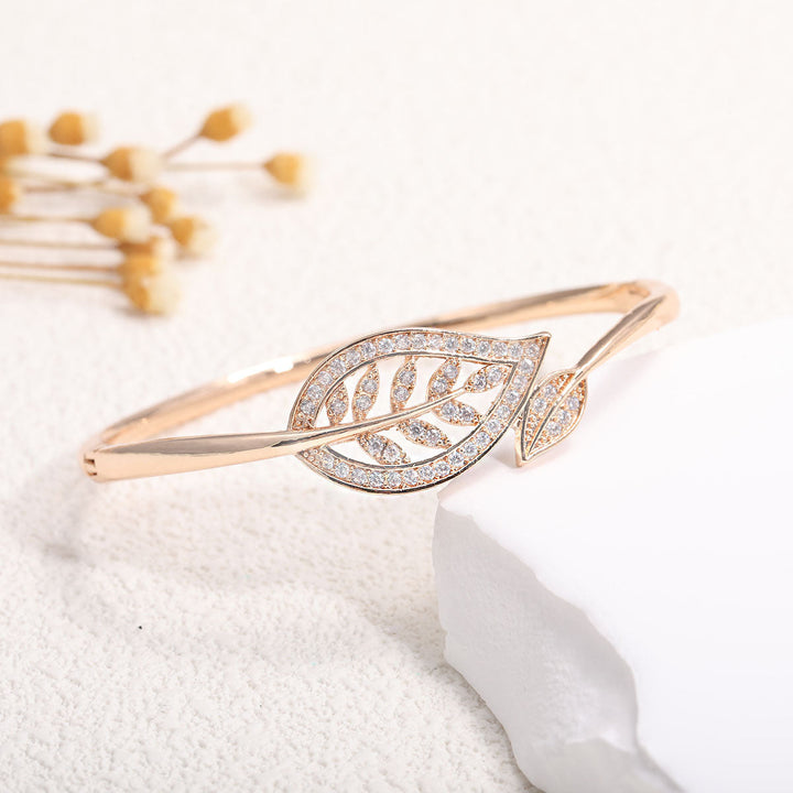 Women's bangle with elegant infinity pattern and sparkling zirconia Tom Cottons